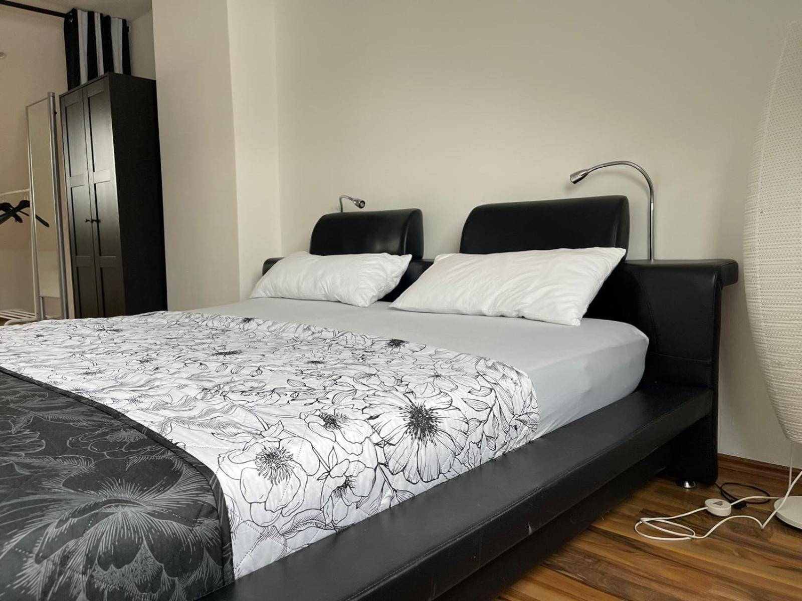 Geraeumige 3-Zimmer-Ferienwohnung Im Herzen Von קאסל מראה חיצוני תמונה